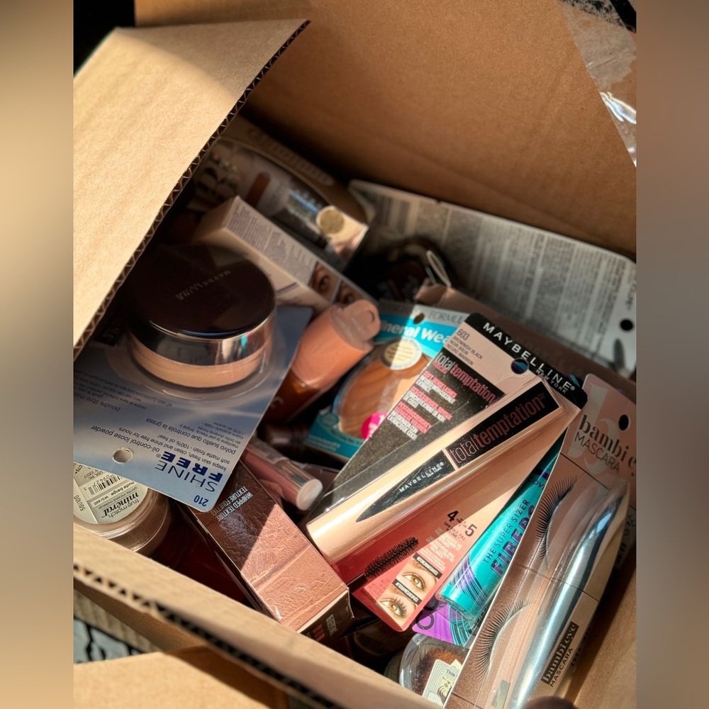 Makeup box - Picture 3 of 3